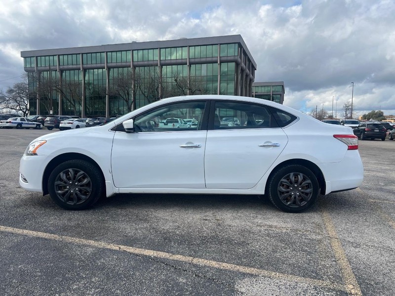 Nissan Sentra Vehicle Full-screen Gallery Image 2