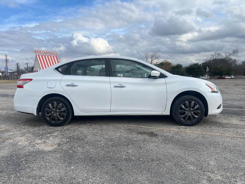 Nissan Sentra Vehicle Full-screen Gallery Image 5