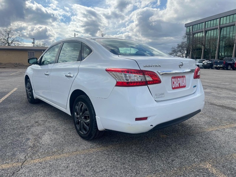 Nissan Sentra Vehicle Full-screen Gallery Image 7