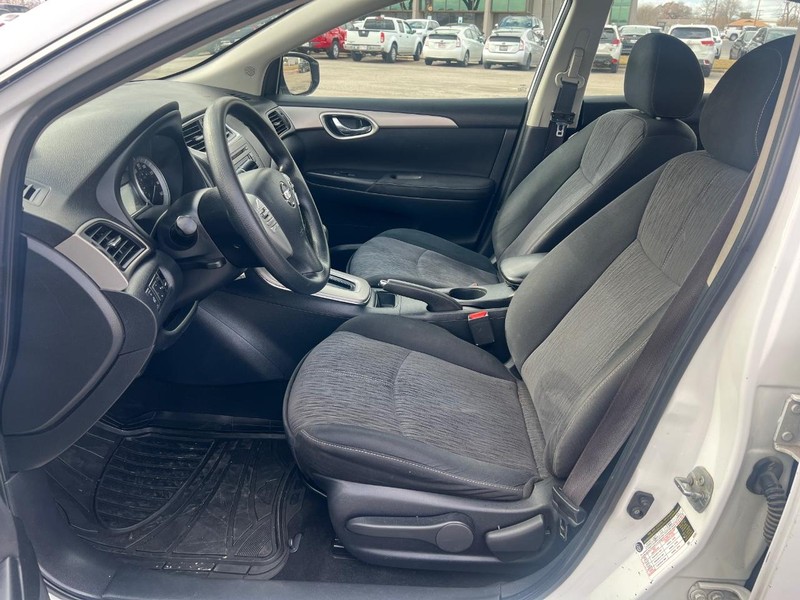 Nissan Sentra Vehicle Full-screen Gallery Image 8