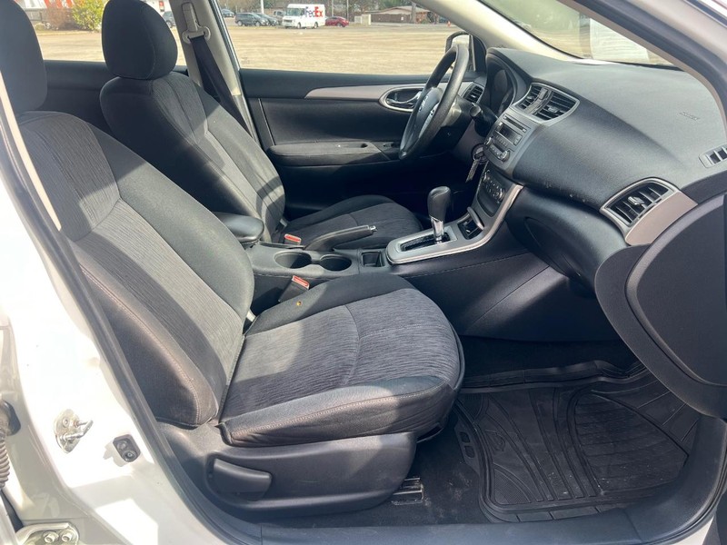 Nissan Sentra Vehicle Full-screen Gallery Image 10