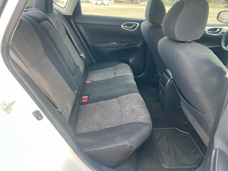 Nissan Sentra Vehicle Full-screen Gallery Image 11