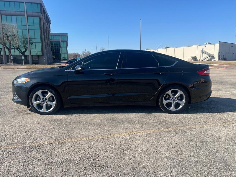 Ford Fusion Vehicle Full-screen Gallery Image 02