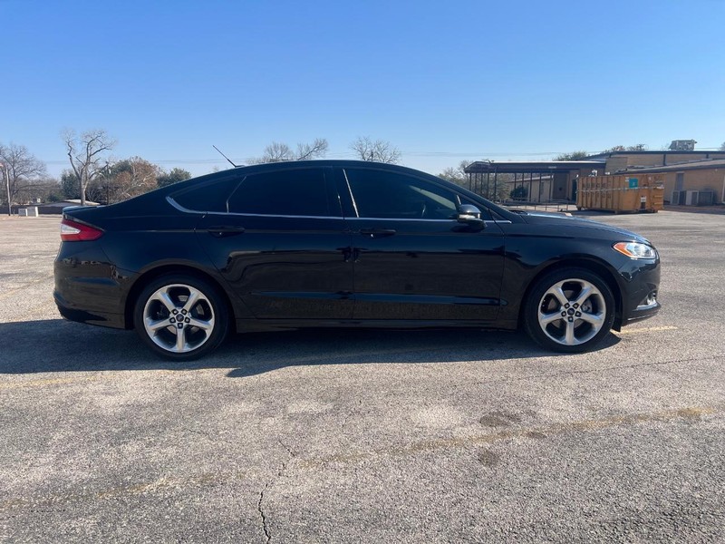 Ford Fusion Vehicle Full-screen Gallery Image 05