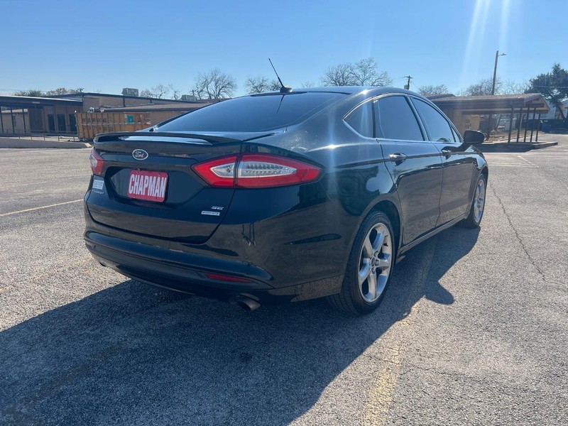 Ford Fusion Vehicle Full-screen Gallery Image 06