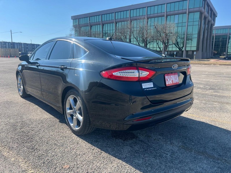 Ford Fusion Vehicle Full-screen Gallery Image 07