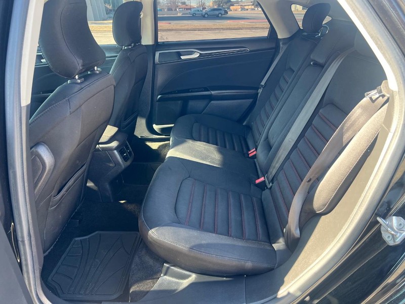 Ford Fusion Vehicle Full-screen Gallery Image 09