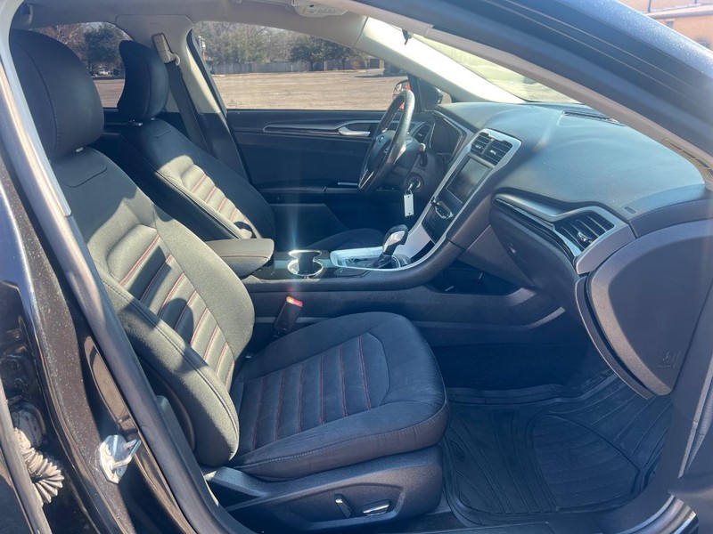 Ford Fusion Vehicle Full-screen Gallery Image 10