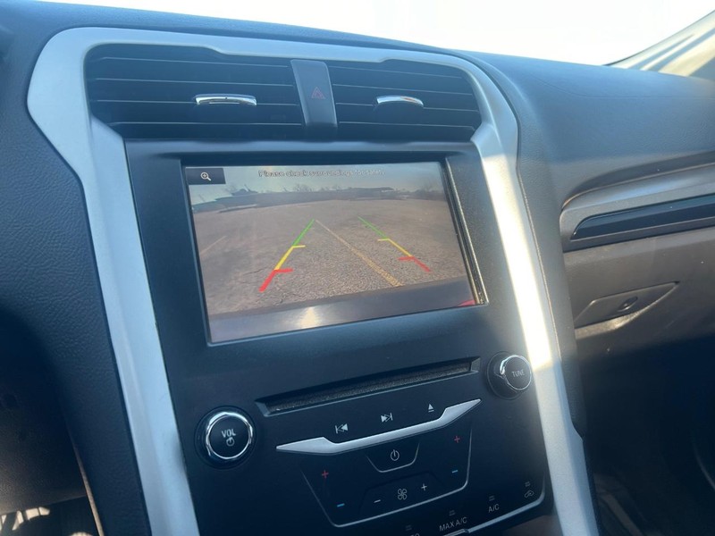 Ford Fusion Vehicle Full-screen Gallery Image 13