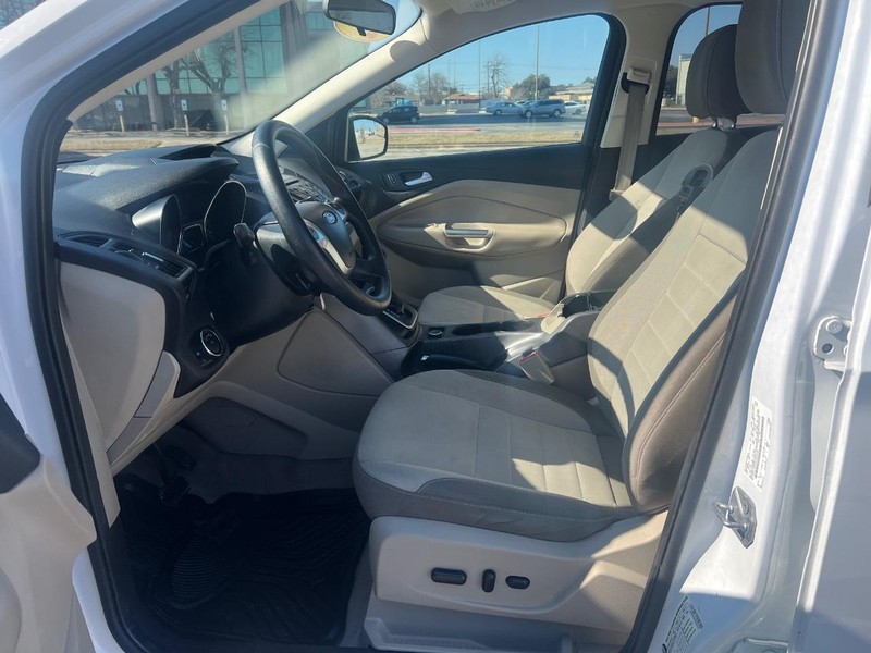 Ford Escape Vehicle Full-screen Gallery Image 08