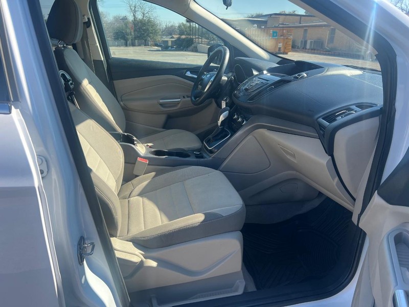 Ford Escape Vehicle Full-screen Gallery Image 10