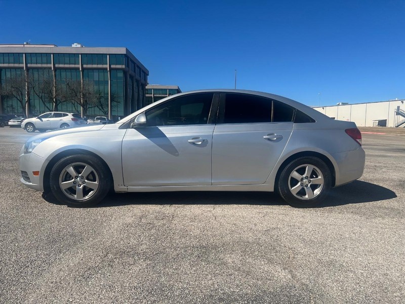 Chevrolet Cruze Vehicle Full-screen Gallery Image 02