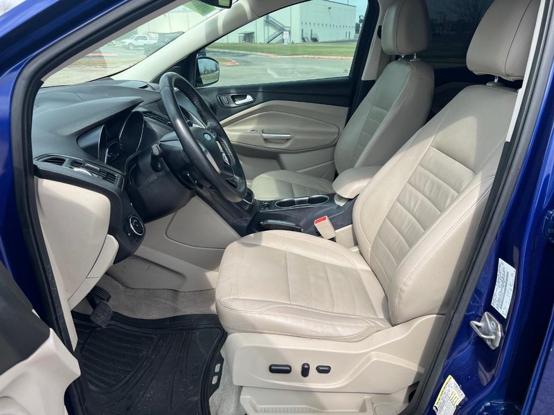 Ford Escape Vehicle Full-screen Gallery Image 08