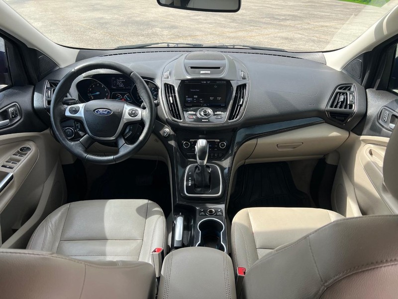 Ford Escape Vehicle Full-screen Gallery Image 12