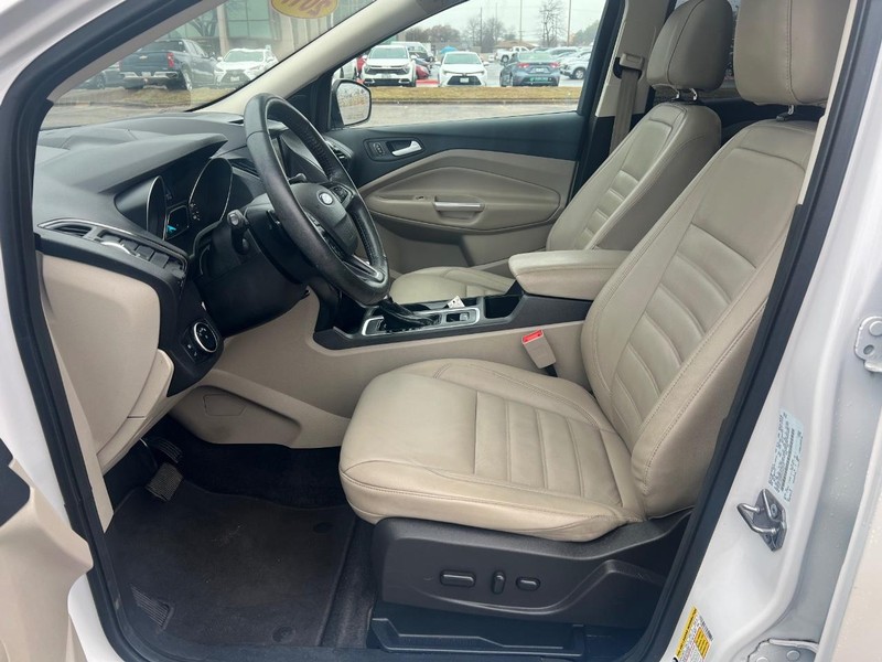 Ford Escape Vehicle Full-screen Gallery Image 08