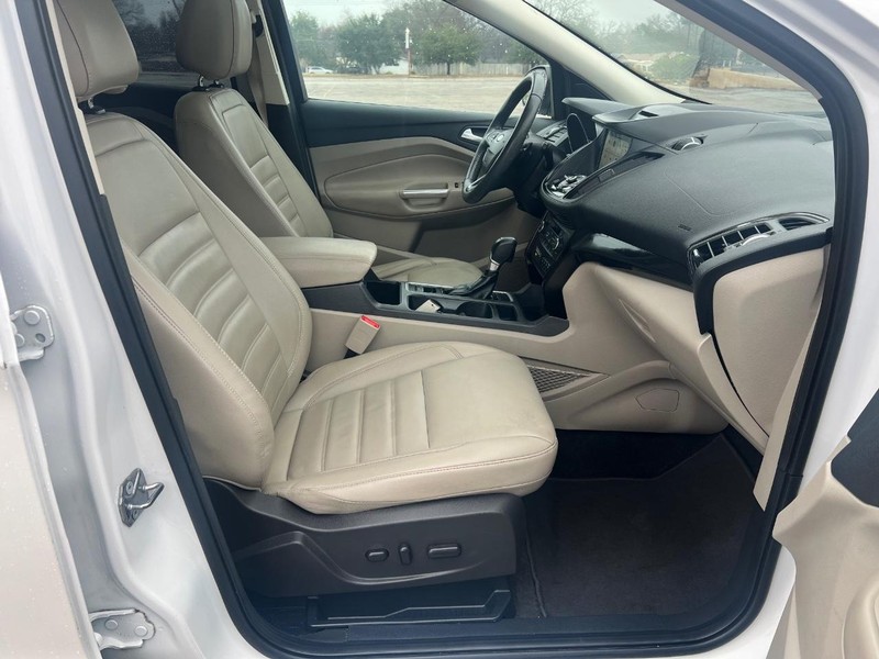 Ford Escape Vehicle Full-screen Gallery Image 10