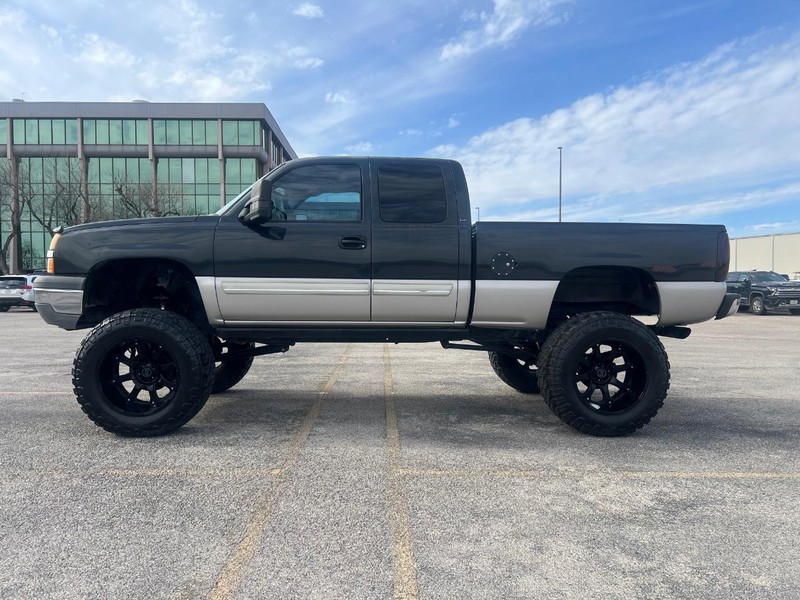 Chevrolet Silverado 1500 Vehicle Full-screen Gallery Image 2