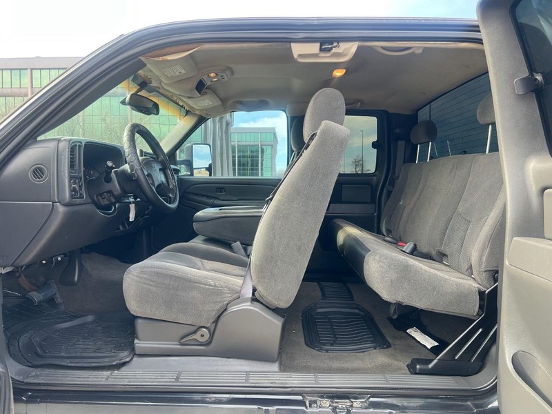 Chevrolet Silverado 1500 Vehicle Full-screen Gallery Image 9