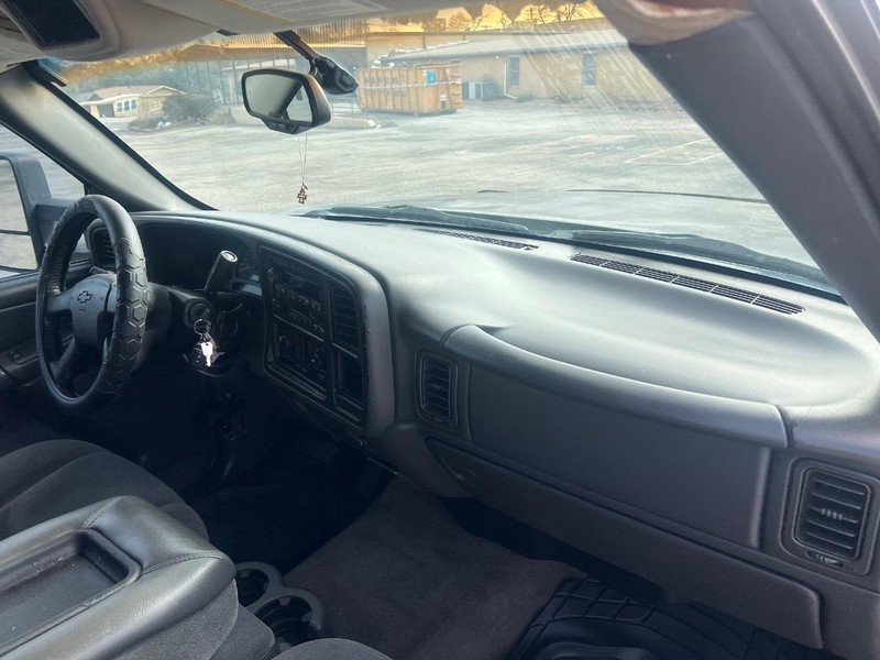 Chevrolet Silverado 1500 Vehicle Full-screen Gallery Image 12