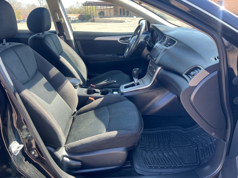 Nissan Sentra Vehicle Full-screen Gallery Image 10