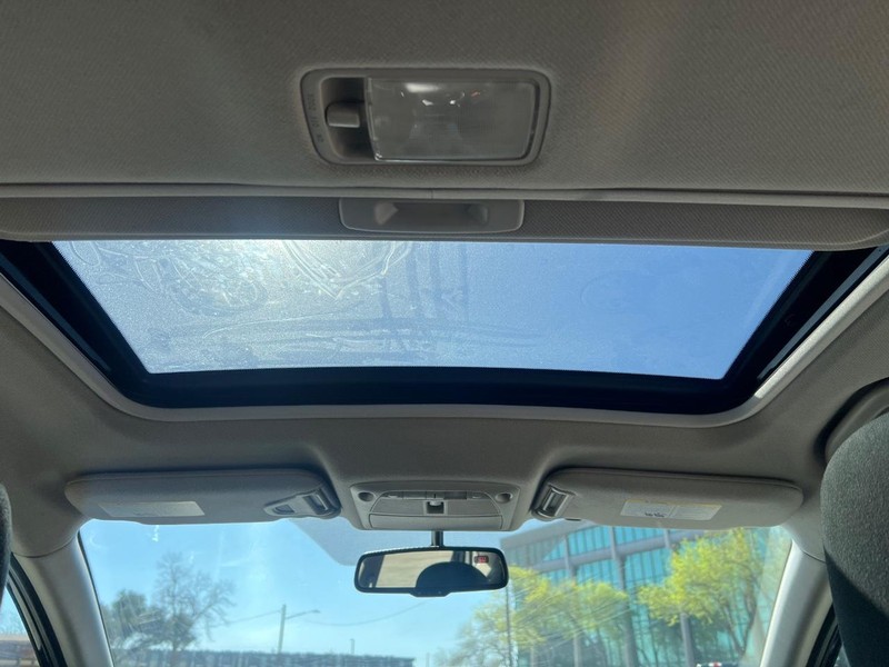 Nissan Sentra Vehicle Full-screen Gallery Image 12