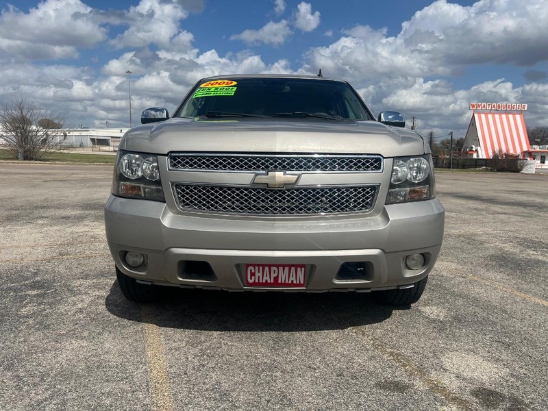 Chevrolet Suburban Vehicle Full-screen Gallery Image 3