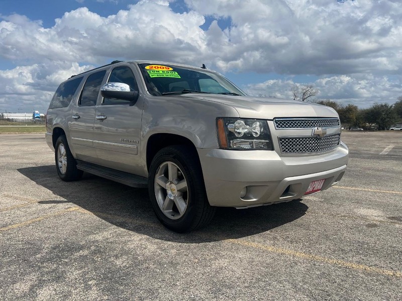 Chevrolet Suburban Vehicle Full-screen Gallery Image 4