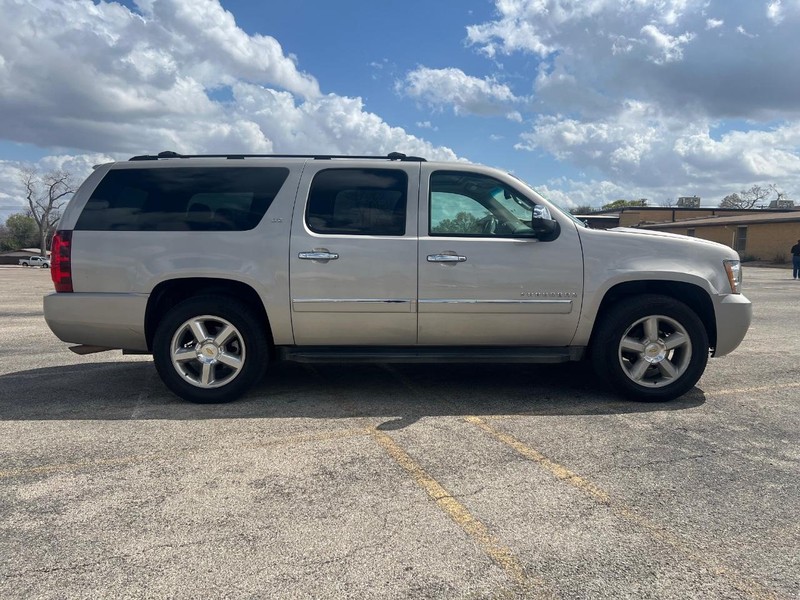 Chevrolet Suburban Vehicle Full-screen Gallery Image 5