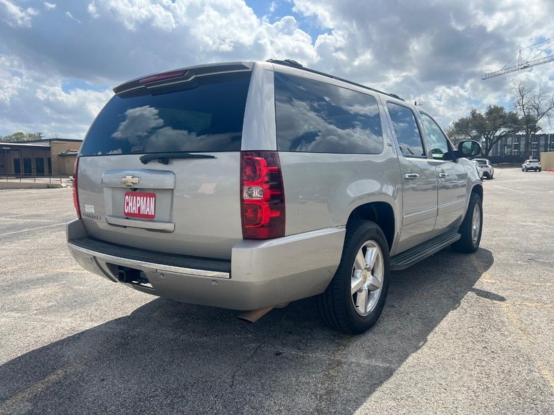 Chevrolet Suburban Vehicle Full-screen Gallery Image 6