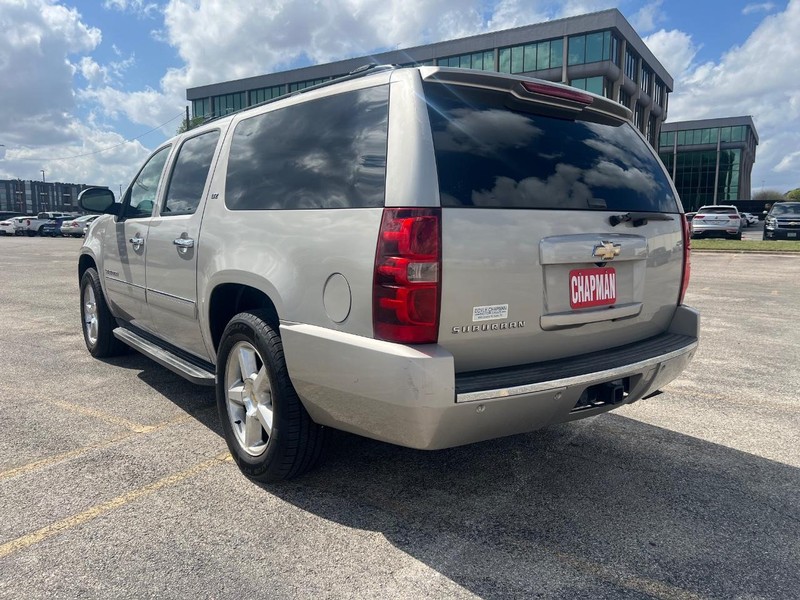 Chevrolet Suburban Vehicle Full-screen Gallery Image 7