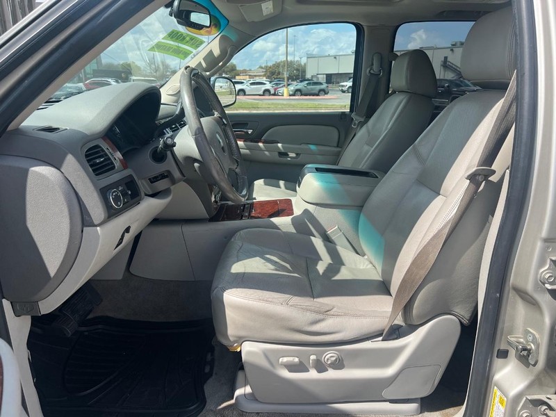 Chevrolet Suburban Vehicle Full-screen Gallery Image 8