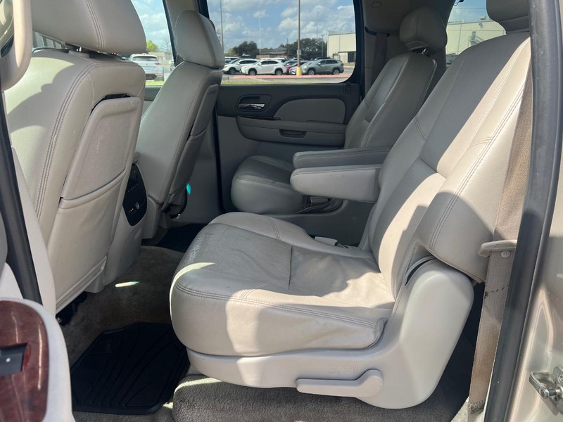 Chevrolet Suburban Vehicle Full-screen Gallery Image 9