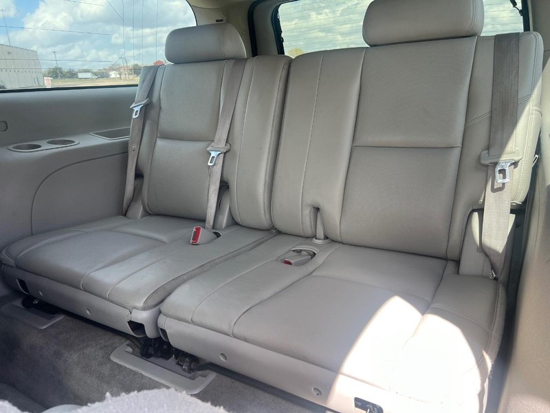 Chevrolet Suburban Vehicle Full-screen Gallery Image 10