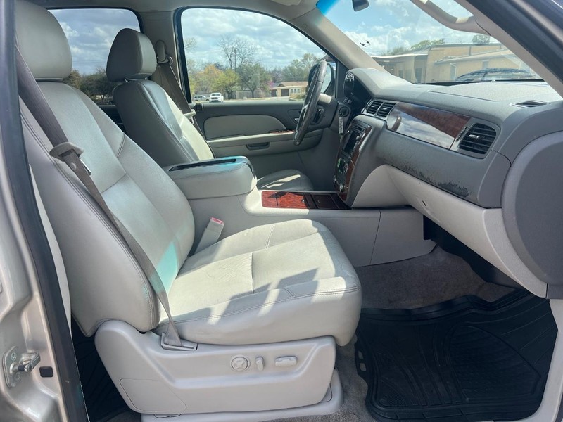 Chevrolet Suburban Vehicle Full-screen Gallery Image 11