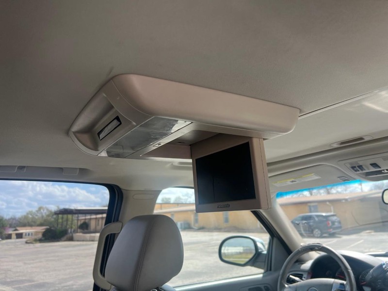 Chevrolet Suburban Vehicle Full-screen Gallery Image 13