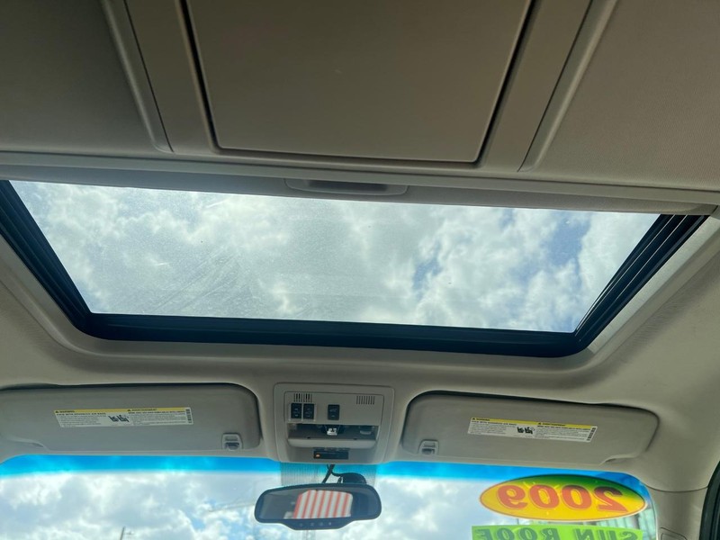 Chevrolet Suburban Vehicle Full-screen Gallery Image 14