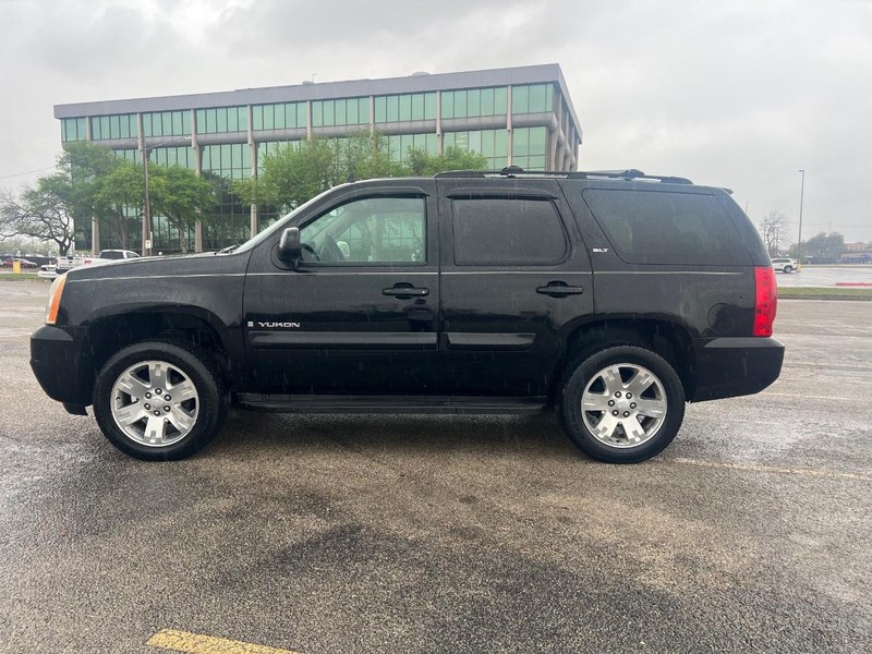 GMC Yukon Vehicle Full-screen Gallery Image 02