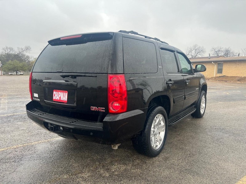 GMC Yukon Vehicle Full-screen Gallery Image 06