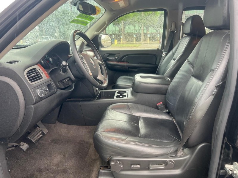 GMC Yukon Vehicle Full-screen Gallery Image 08