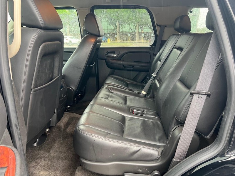 GMC Yukon Vehicle Full-screen Gallery Image 09