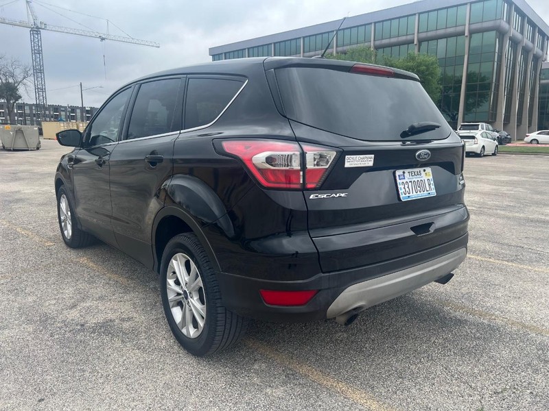 Ford Escape Vehicle Full-screen Gallery Image 7