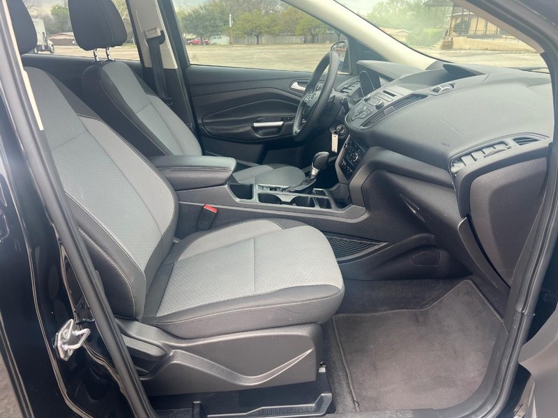 Ford Escape Vehicle Full-screen Gallery Image 10