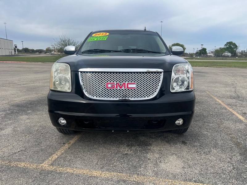 GMC Yukon XL Vehicle Full-screen Gallery Image 3