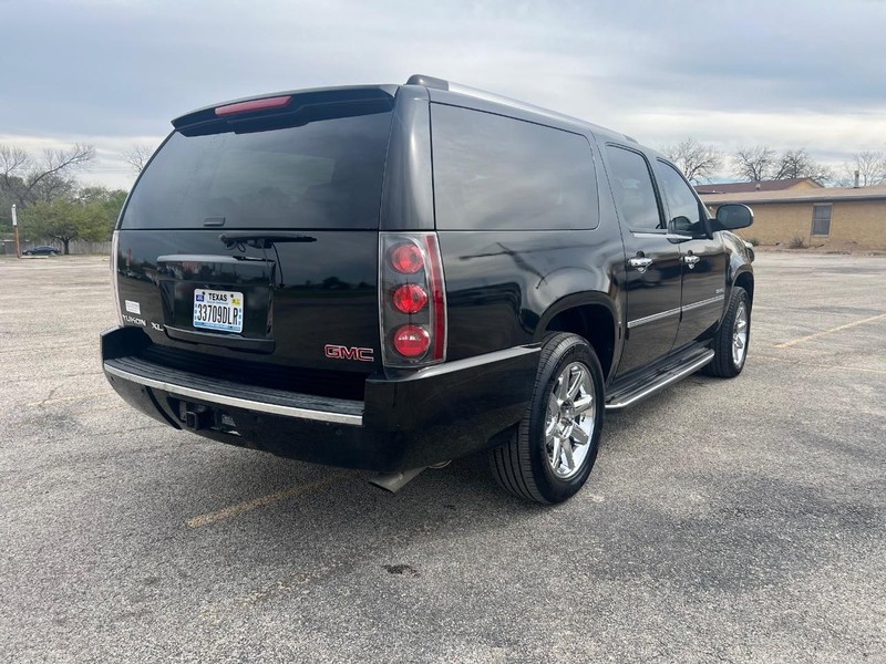 GMC Yukon XL Vehicle Full-screen Gallery Image 6