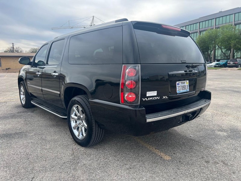 GMC Yukon XL Vehicle Full-screen Gallery Image 7