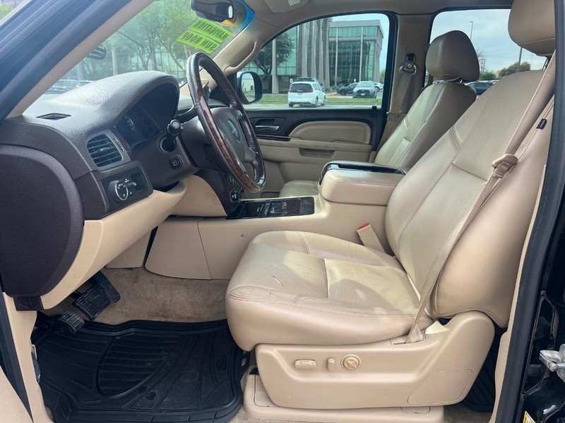 GMC Yukon XL Vehicle Full-screen Gallery Image 8