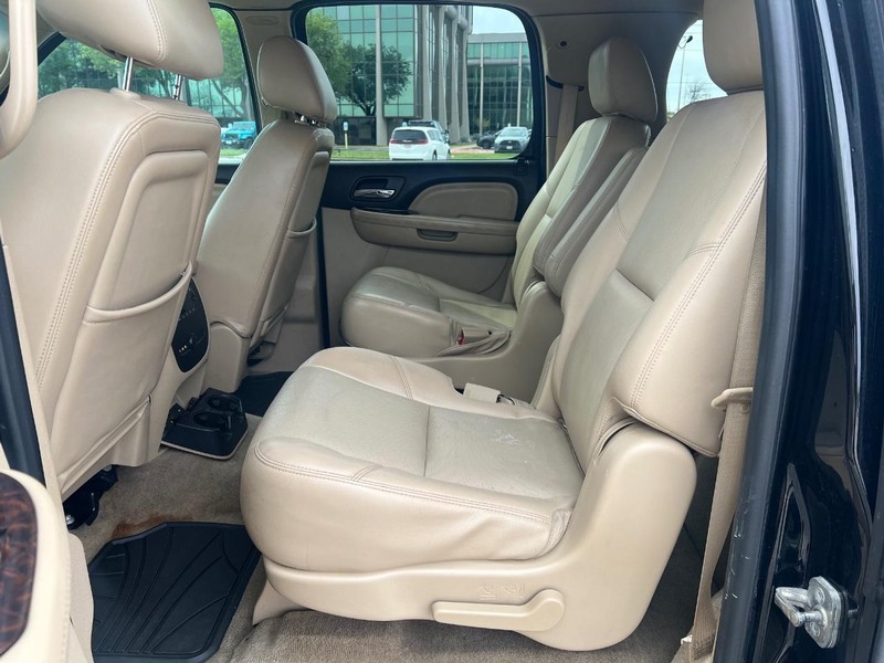 GMC Yukon XL Vehicle Full-screen Gallery Image 9