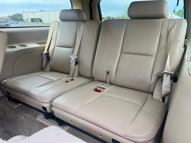 GMC Yukon XL Vehicle Full-screen Gallery Image 10