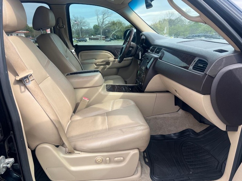 GMC Yukon XL Vehicle Full-screen Gallery Image 11