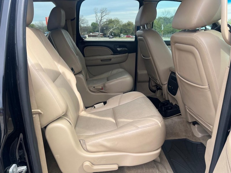 GMC Yukon XL Vehicle Full-screen Gallery Image 12